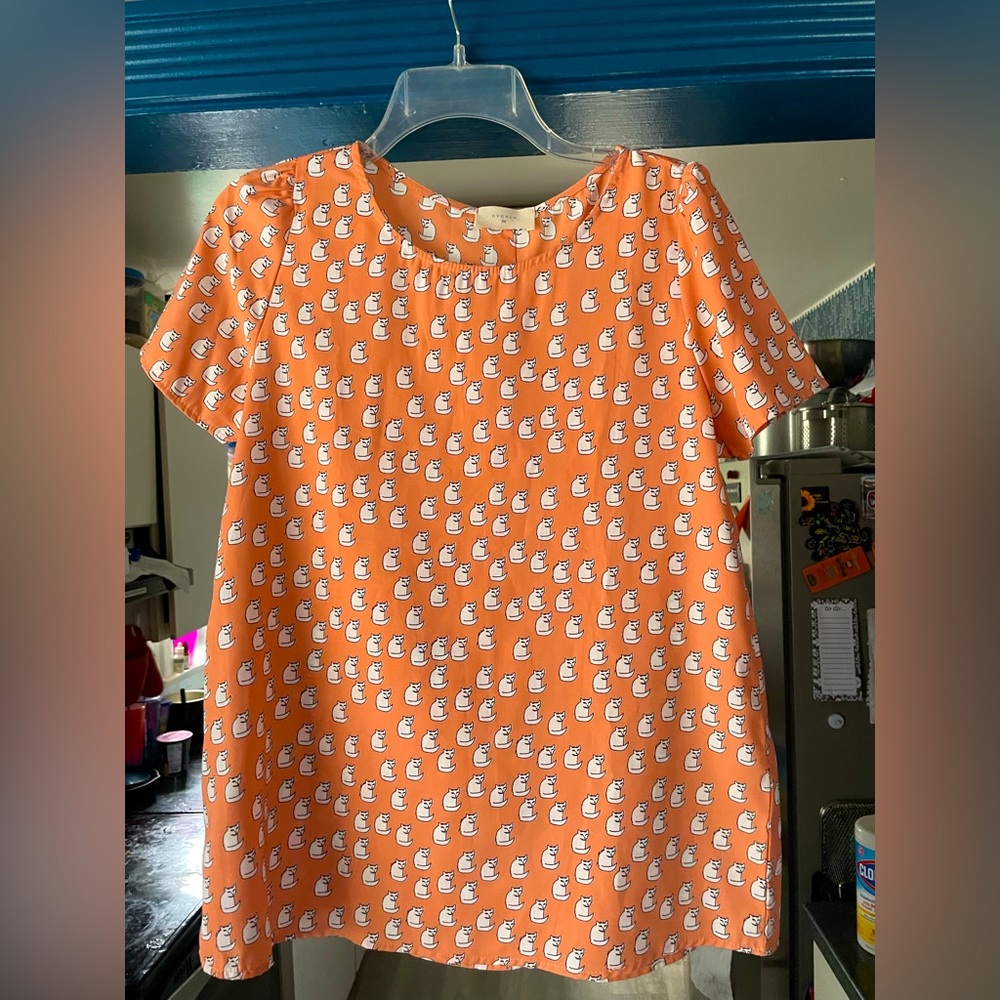 Cute tee w/ backside buttons
